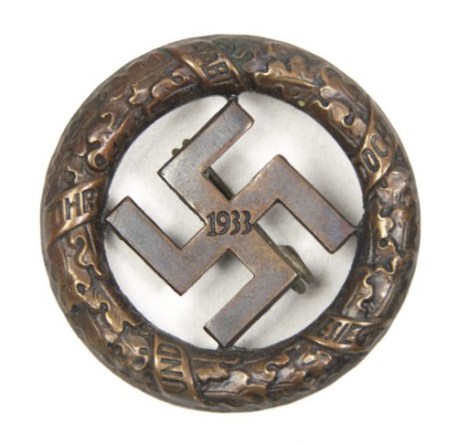 https://www.wehrmacht-awards.com/forums/forum/wehrmacht-era-militaria/tinnies-political-badges-forum/450295-gau-munich%E2%80%8F-round-3-help#post14821949