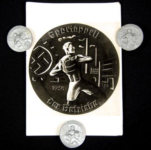 Pressphoto + 3 original badges of the Sportappell der Betriebe 1938
