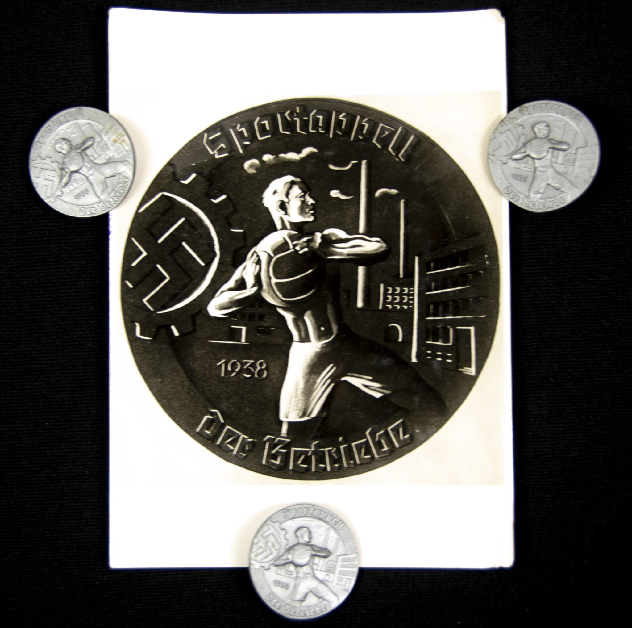 Pressphoto + 3 original badges of the Sportappell der Betriebe 1938 (1)