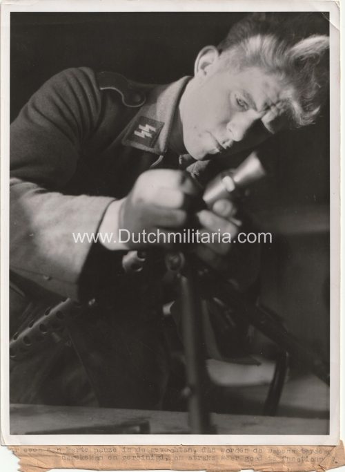 (Pressphoto) SS-PK Slapak Ein anderer Kamerad reinigt sein Maschinengewehr (24x18cm)