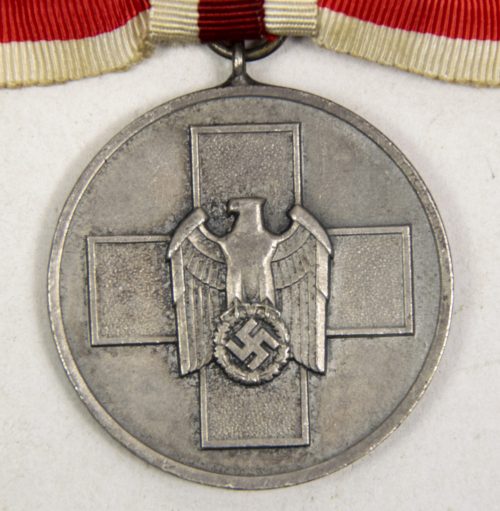 Volkspflege medal - Female mount in a bow. In good condition. Very hard to find female mount.
