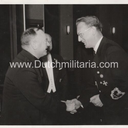 (Pressphoto) Dr. Seyss-Inquart begroet den Leider der NSB Ir. Mussert (18x13cm)