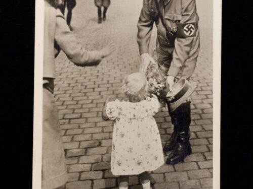 (Postcard) Hitler - Auch die Allerkleinsten bringen unserem Führer Blumengrüsse