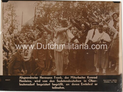 (Pressphoto) Abgeordneter Hermann Frank, der Mitarbeiter Konrad Henleins... (24x18cm)