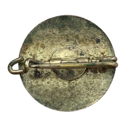 This is a memberbadge of the NSDAPN party, this was the pro-german North-Schleswig party. The northern part of the historical region of Schleswig, which has been part of Denmark since 1920 and is also known as Sønderjylland. This region is home to a German minority with its own cultural institutions, serving as a cultural bridge between Denmark and Germany.