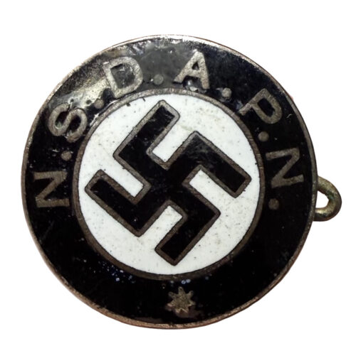 This is a memberbadge of the NSDAPN party, this was the pro-german North-Schleswig party. The northern part of the historical region of Schleswig, which has been part of Denmark since 1920 and is also known as Sønderjylland. This region is home to a German minority with its own cultural institutions, serving as a cultural bridge between Denmark and Germany.