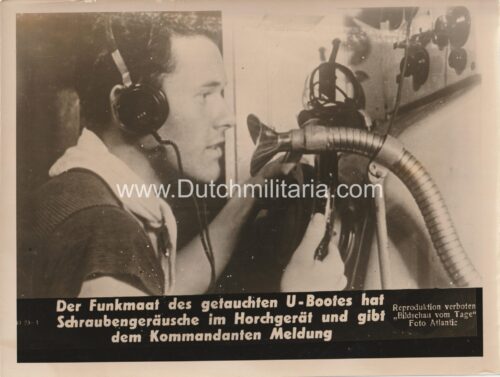 (Pressphoto) Der Funkmaat des getauchten U-Bootes hat Schraubengeräusche im Horchgerät und gibt dem Kommandanten Meldung (24x18cm)