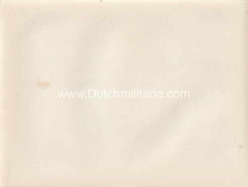 (Pressphoto) Der Funkmaat des getauchten U-Bootes hat Schraubengeräusche im Horchgerät und gibt dem Kommandanten Meldung (24x18cm)