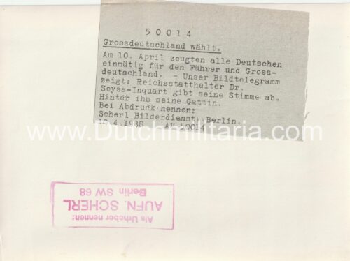 (Pressphoto) Grossdeutschland Wählt. Reichsstatthalter Dr. Seyss-Inquart gibt seine Stimme ab (1939)