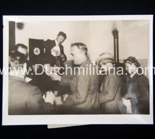 (Pressphoto) Grossdeutschland Wählt. Reichsstatthalter Dr. Seyss-Inquart gibt seine Stimme ab (1939)