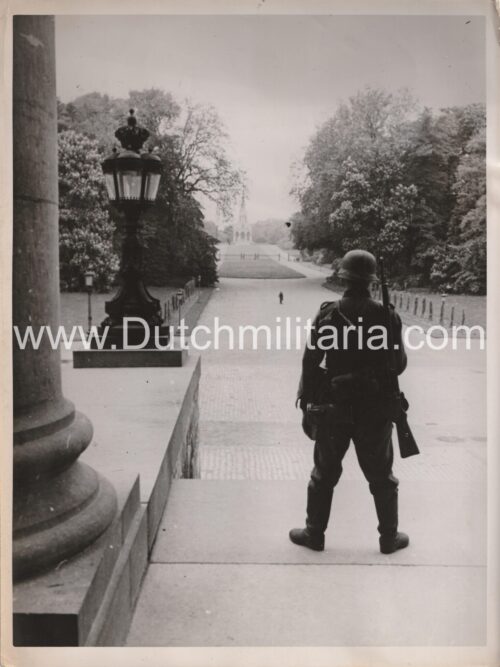 (Pressphoto) Unsere Truppen in Brüssel. Auf Posten vor dem Königlichen Schloss in Laeken (1940)