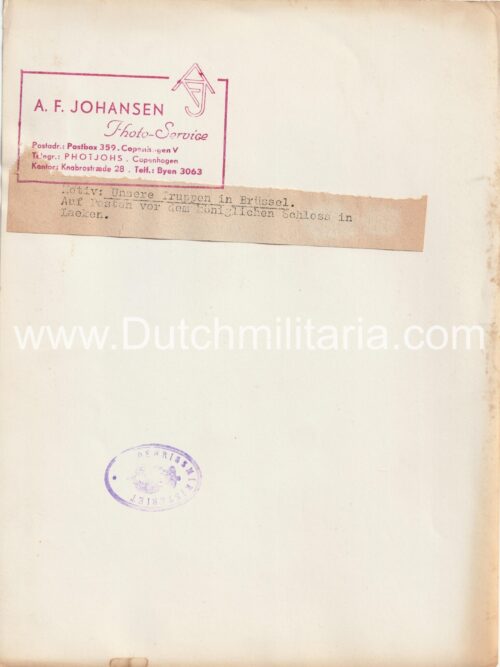 (Pressphoto) Unsere Truppen in Brüssel. Auf Posten vor dem Königlichen Schloss in Laeken (1940)
