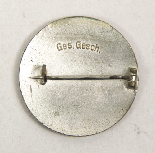 Deutsches Rotes Kreuz Samariterin brooch