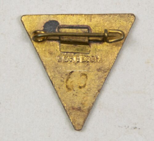 These Mädchenschaft memberbadges were only in use for a very short period of time and are as such much harder to find than the regular Frauenschaft memberbadges.