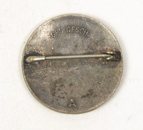 Deutsches Rotes Kreuz (DRK) Helferin brooch