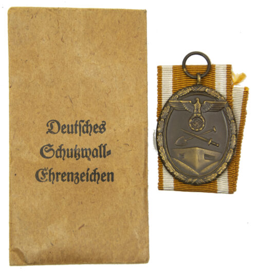 Deutsches Schutzwall Ehrenzeichen Westwall medal + Tüte Metallwarenfabrik Anton Markovsky's Sohn Gablonz a. R.