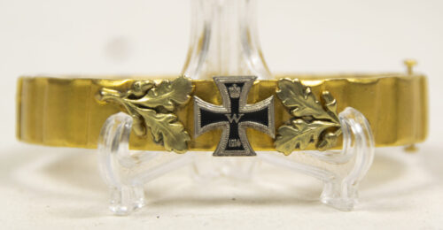 The stamp is the factory mark of the German company Kollmar & Jourdan AG. Founded in 1885 in Pforzheim, this was a gigantic jewelry brand known for the production of watch chains, bracelets, and jewelry. They specialized primarily in gilded silver, gold-plated, and gold-filled jewelry.