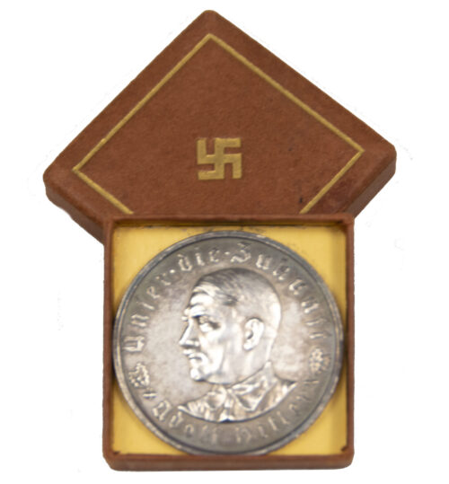 Non portable cased Hitler plaque Unser die Zukunft - Im Jahre Deutscher Schicksalwende 1933 in silver