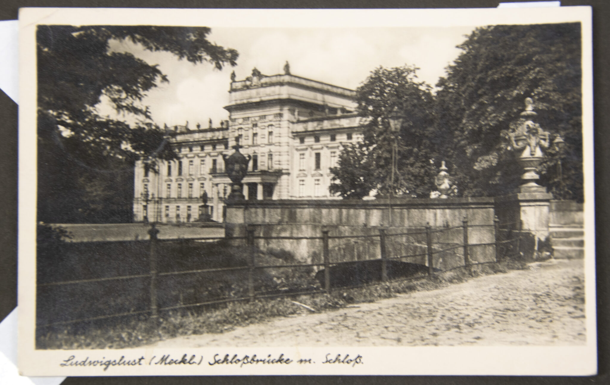 Deutsche Rote Kreuz (DRK) photoalbum with a collection of german postcards + photos + WHW tags, etc - Image 88