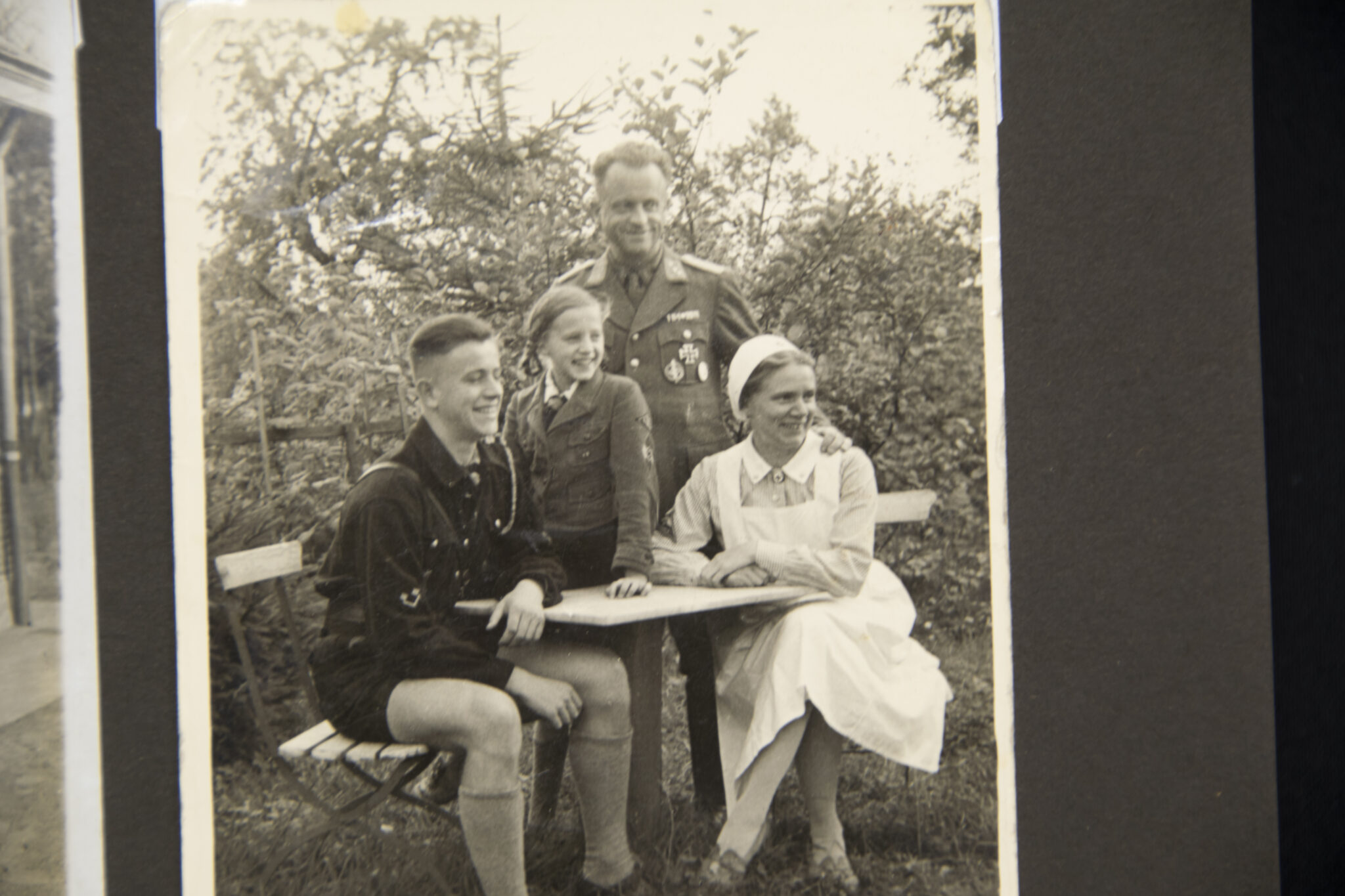 Deutsche Rote Kreuz (DRK) photoalbum with a collection of german postcards + photos + WHW tags, etc - Image 98