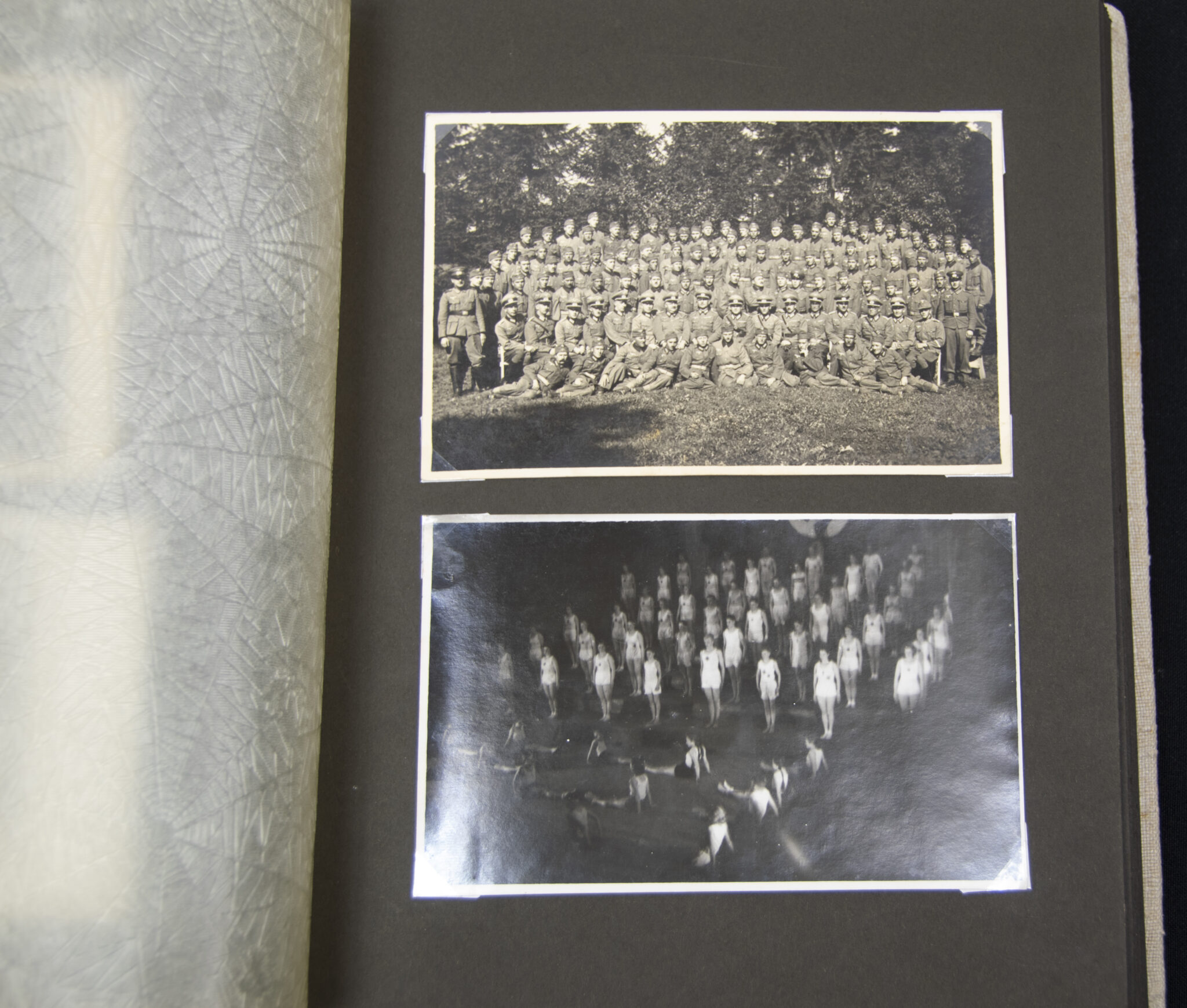 Deutsche Rote Kreuz (DRK) photoalbum with a collection of german postcards + photos + WHW tags, etc - Image 99
