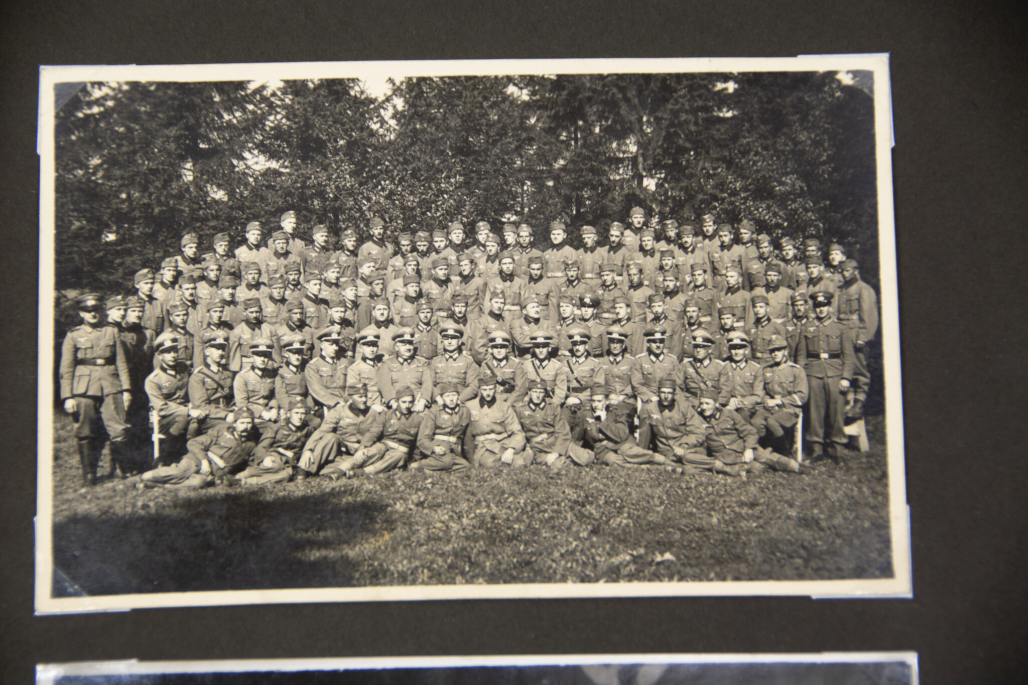 Deutsche Rote Kreuz (DRK) photoalbum with a collection of german postcards + photos + WHW tags, etc - Image 100