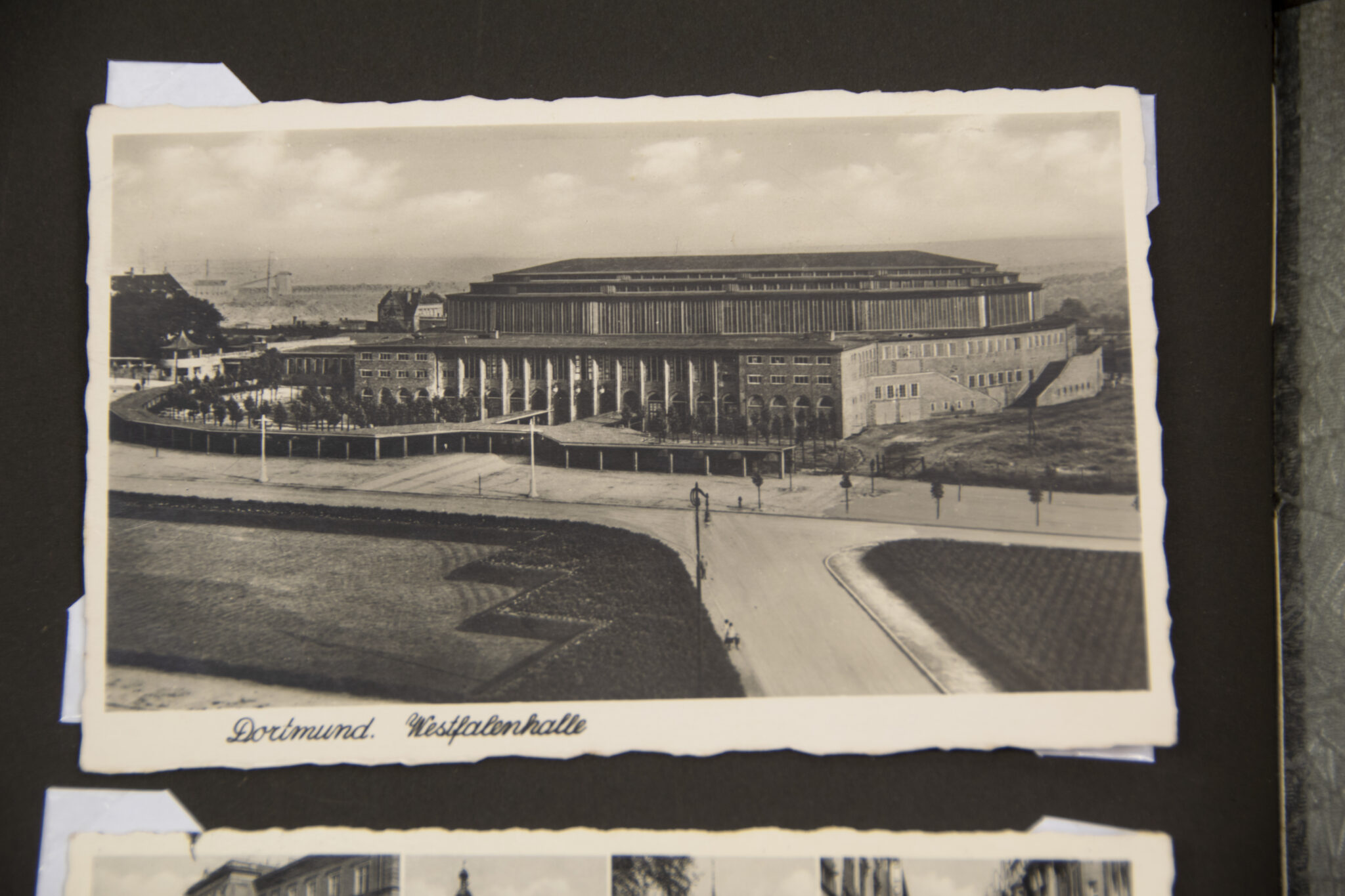 Deutsche Rote Kreuz (DRK) photoalbum with a collection of german postcards + photos + WHW tags, etc - Image 115
