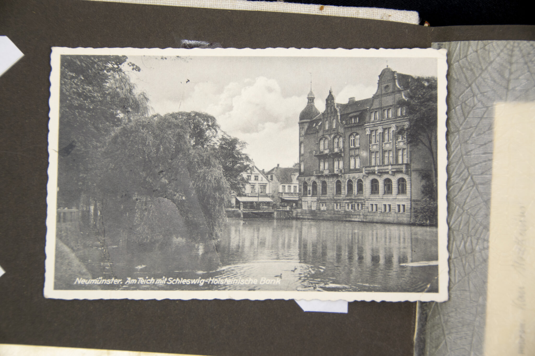Deutsche Rote Kreuz (DRK) photoalbum with a collection of german postcards + photos + WHW tags, etc - Image 24