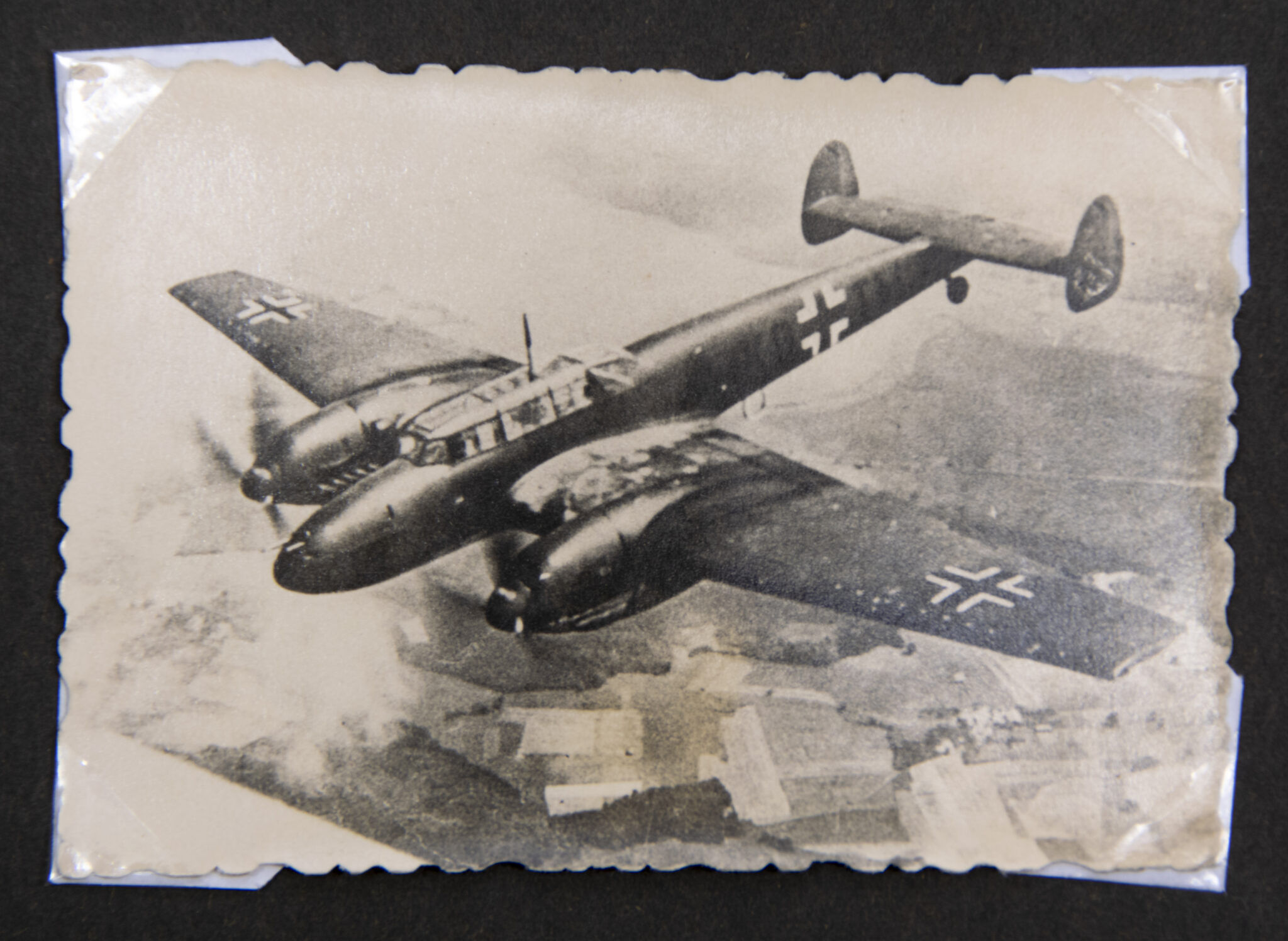 Deutsche Rote Kreuz (DRK) photoalbum with a collection of german postcards + photos + WHW tags, etc - Image 31