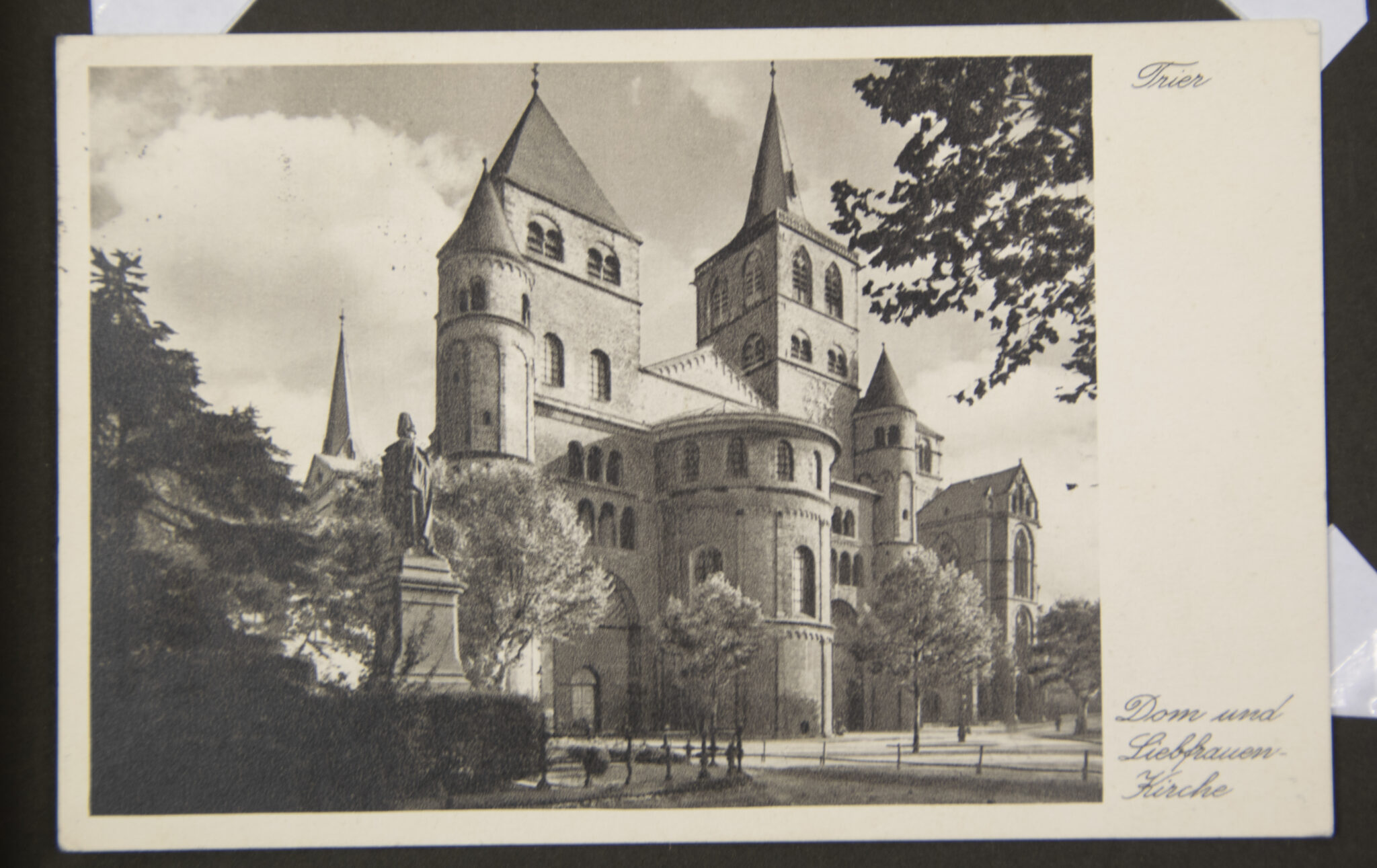 Deutsche Rote Kreuz (DRK) photoalbum with a collection of german postcards + photos + WHW tags, etc - Image 36