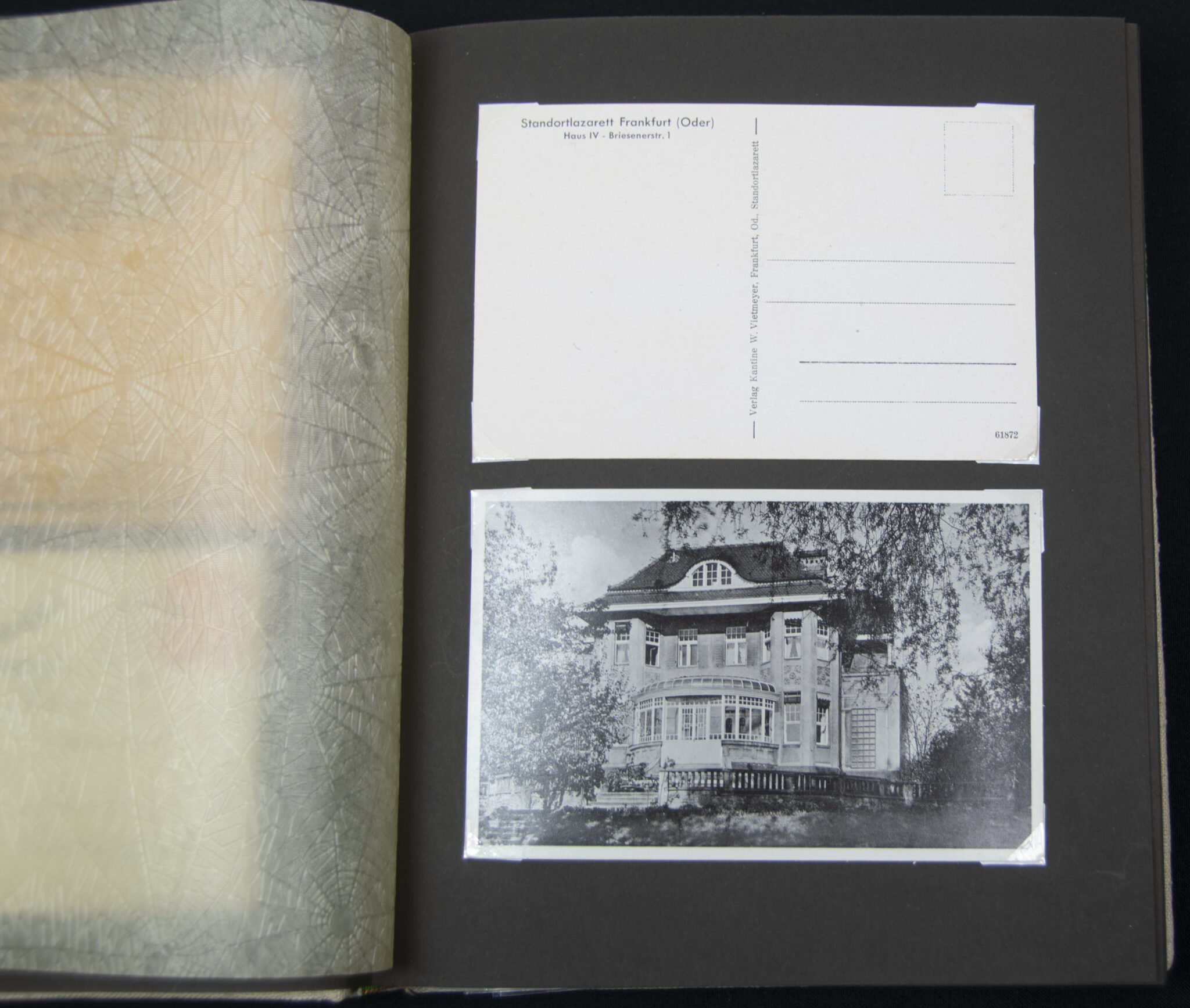 Deutsche Rote Kreuz (DRK) photoalbum with a collection of german postcards + photos + WHW tags, etc - Image 41