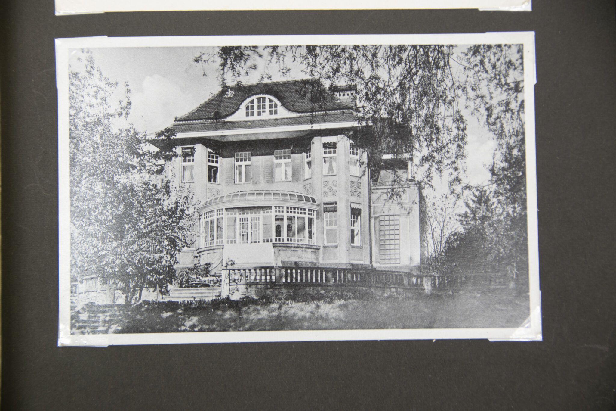 Deutsche Rote Kreuz (DRK) photoalbum with a collection of german postcards + photos + WHW tags, etc - Image 43