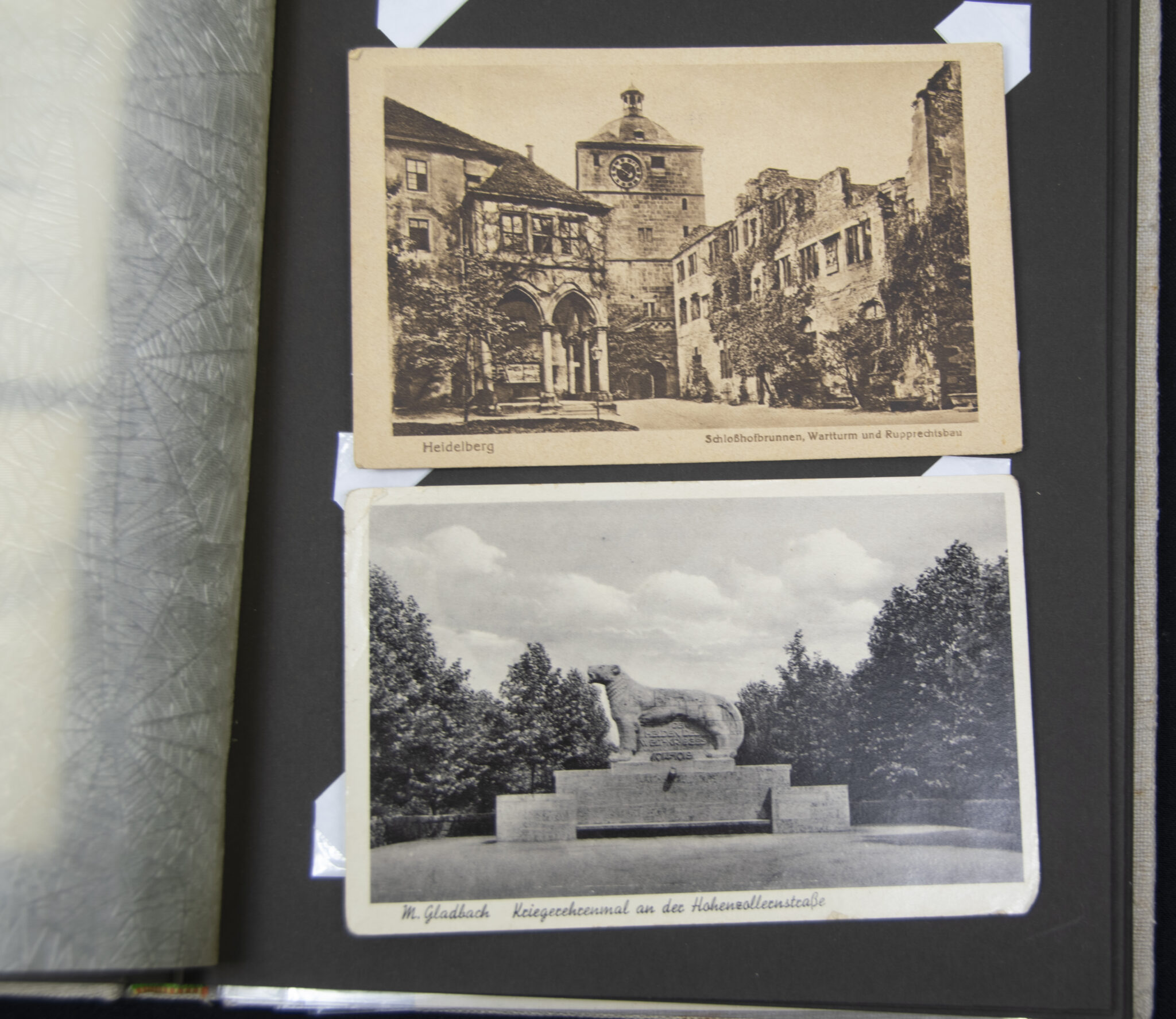 Deutsche Rote Kreuz (DRK) photoalbum with a collection of german postcards + photos + WHW tags, etc - Image 143