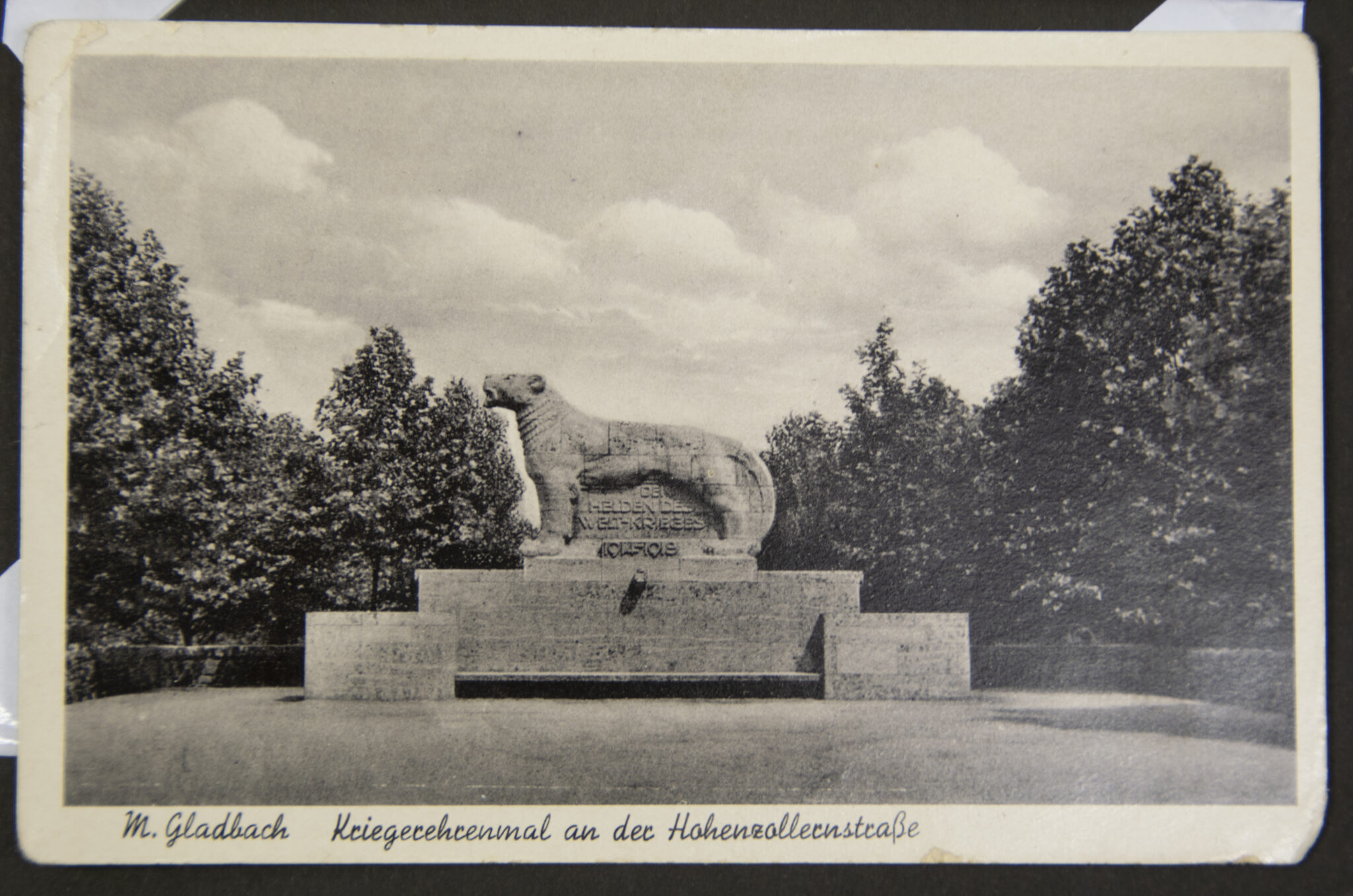 Deutsche Rote Kreuz (DRK) photoalbum with a collection of german postcards + photos + WHW tags, etc - Image 145