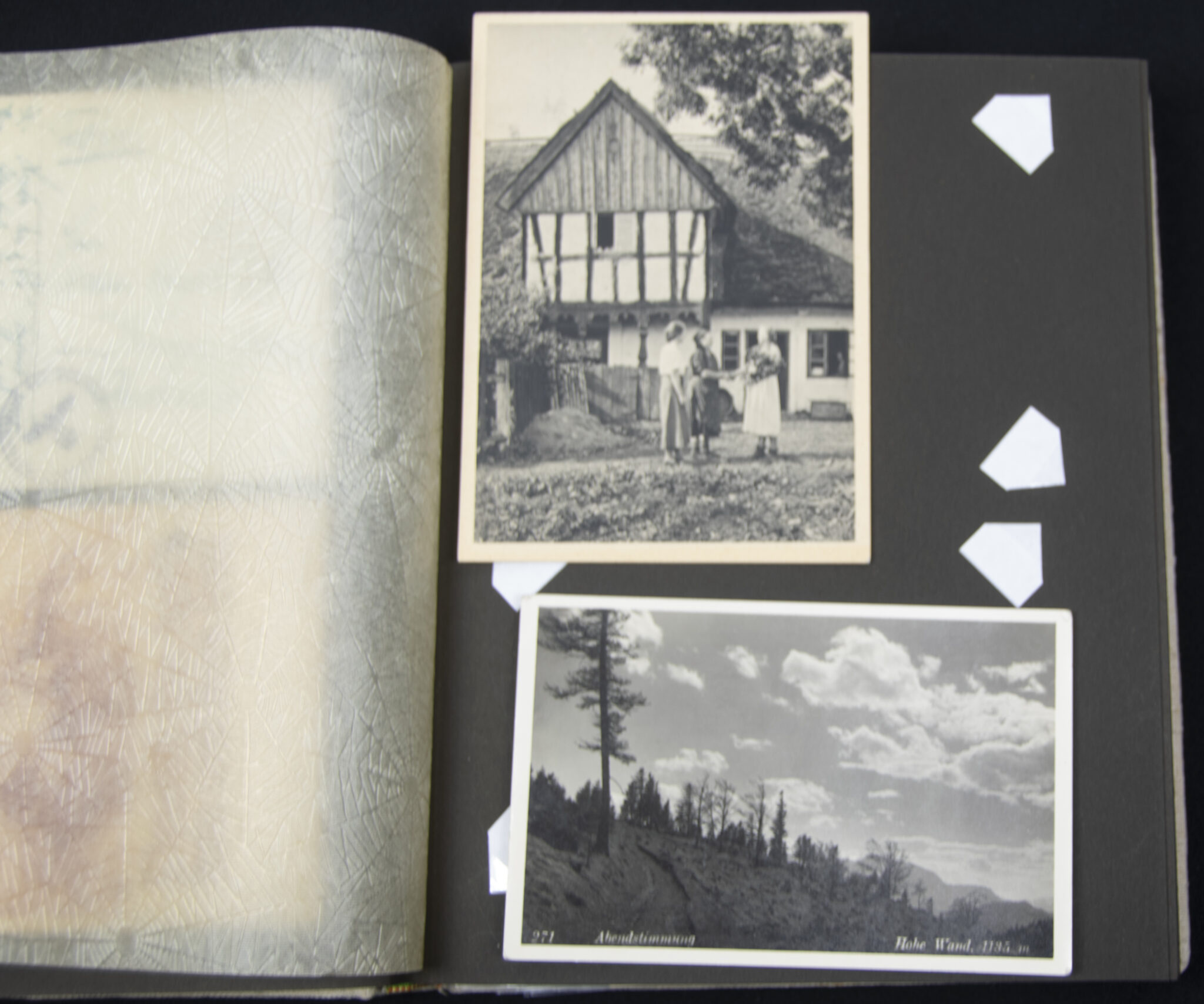 Deutsche Rote Kreuz (DRK) photoalbum with a collection of german postcards + photos + WHW tags, etc - Image 60