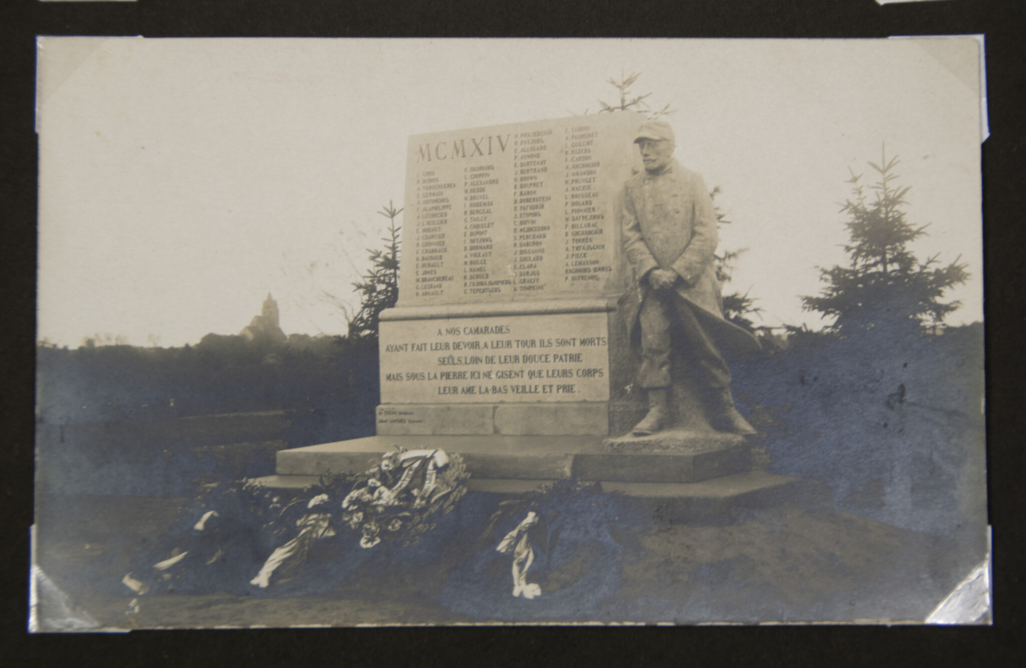 Deutsche Rote Kreuz (DRK) photoalbum with a collection of german postcards + photos + WHW tags, etc - Image 158