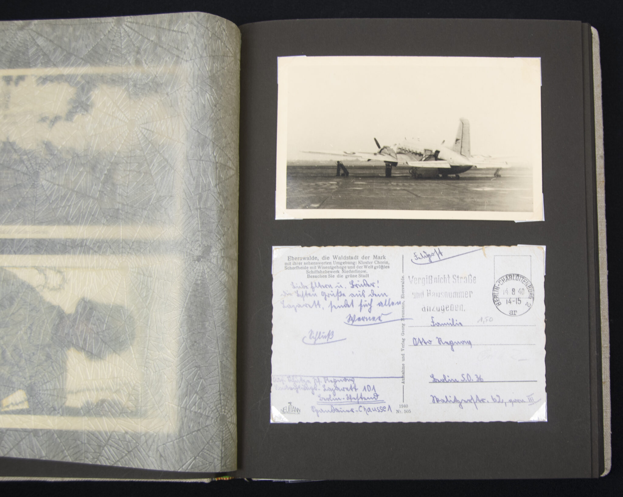 Deutsche Rote Kreuz (DRK) photoalbum with a collection of german postcards + photos + WHW tags, etc - Image 77