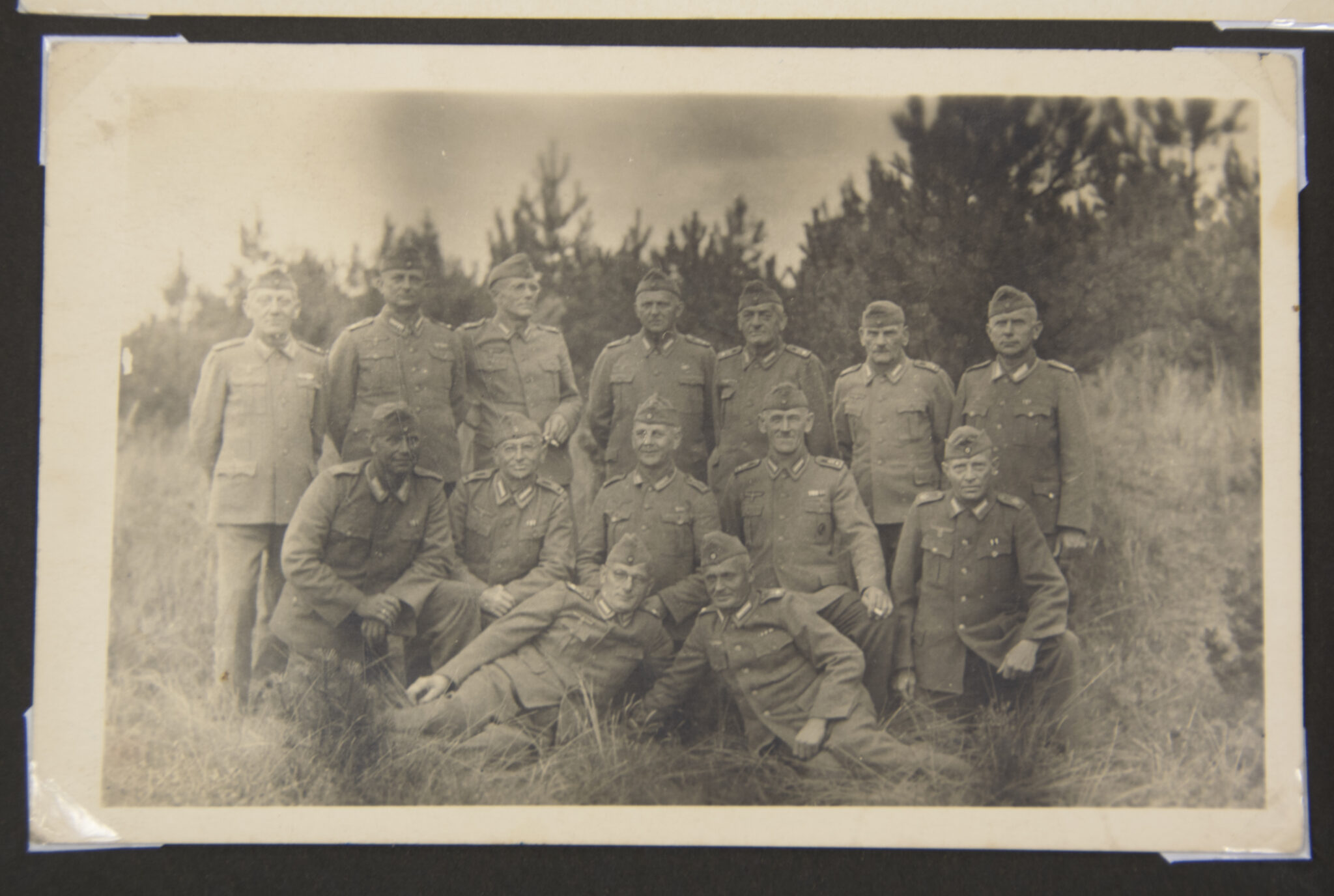 Deutsche Rote Kreuz (DRK) photoalbum with a collection of german postcards + photos + WHW tags, etc - Image 162