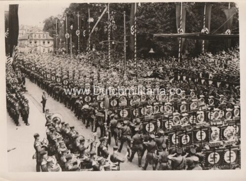 (Pressphoto) Hitler takes the salute at great march of nazis at Weimar (1936) - Deutschland Erwache Standarten